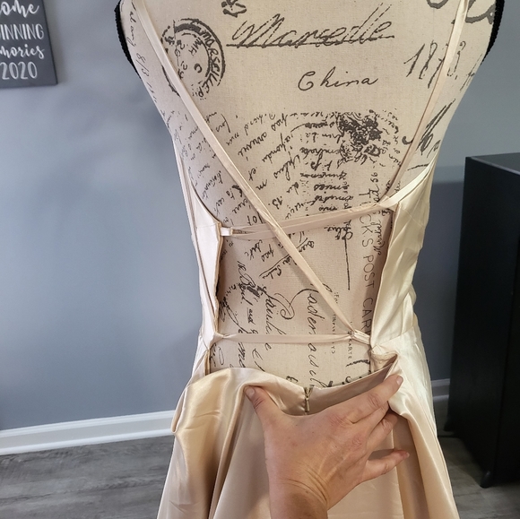 Golden Prom/Party dress - Picture 10 of 16